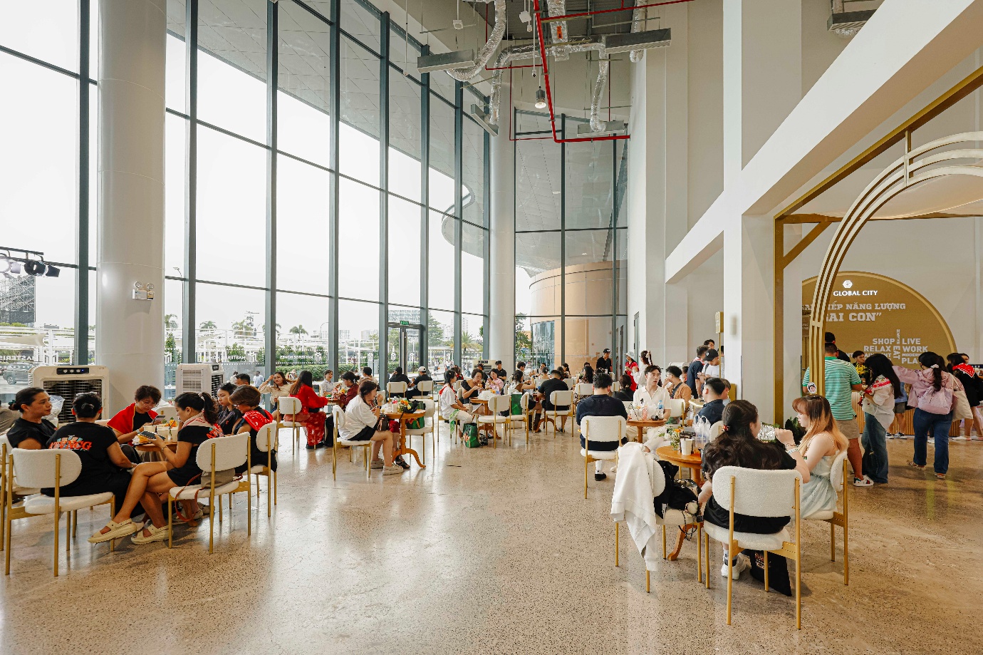 Hàng vạn khán giả hòa nhịp tại The Global City trong Anh Trai Vượt Ngàn Chông Gai- Ảnh 10. Hàng vạn khán giả hòa nhịp tại truc tiep bong da hom nay trong Anh Trai Vượt Ngàn Chông Gai- Ảnh 10.