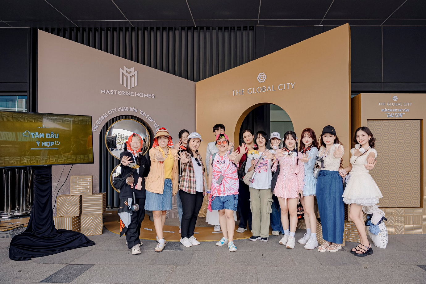 Hàng vạn khán giả hòa nhịp tại The Global City trong Anh Trai Vượt Ngàn Chông Gai- Ảnh 9. Hàng vạn khán giả hòa nhịp tại truc tiep bong da hom nay trong Anh Trai Vượt Ngàn Chông Gai- Ảnh 9.