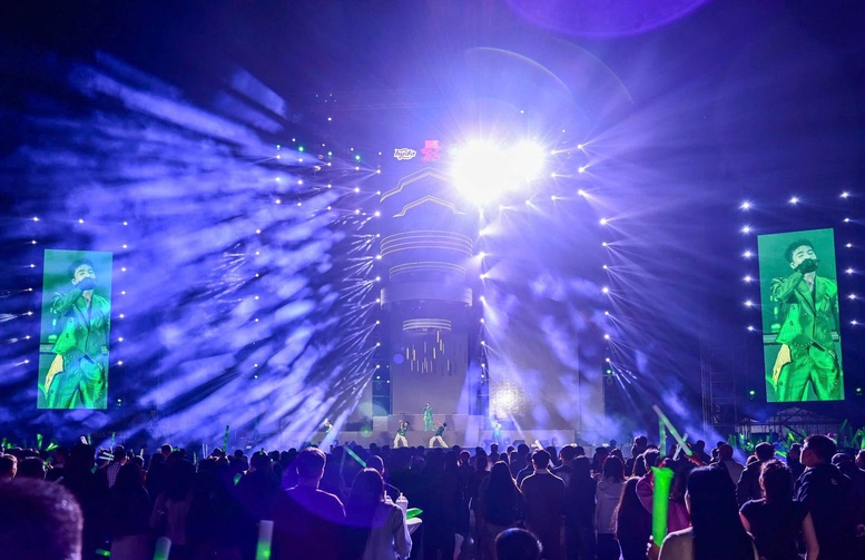 S&ocirc;i động kh&ocirc;ng kh&iacute; ch&agrave;o đ&oacute;n năm mới 2026 tại miền Trung- Ảnh 1.