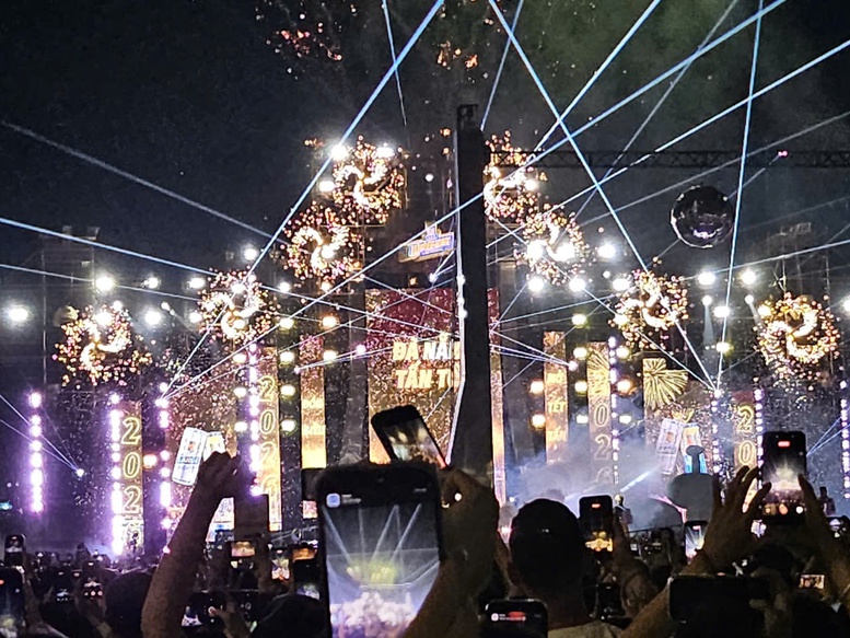 S&ocirc;i động kh&ocirc;ng kh&iacute; ch&agrave;o đ&oacute;n năm mới 2026 tại miền Trung- Ảnh 3.