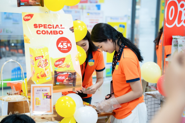 Thực chiến tại Hội chợ Thương mại: Sinh vi&ecirc;n Marketing th&agrave;nh thạo kỹ năng b&aacute;n h&agrave;ng- Ảnh 1.