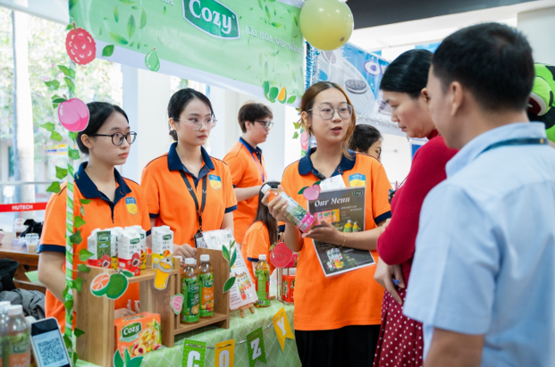 Thực chiến tại Hội chợ Thương mại: Sinh vi&ecirc;n Marketing th&agrave;nh thạo kỹ năng b&aacute;n h&agrave;ng- Ảnh 2.