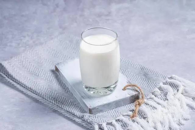 Một b&aacute;t rau rẻ tiền n&agrave;y được v&iacute; "bằng cả th&ugrave;ng sữa": Người gi&agrave; ăn đều, xương chắc hơn, ch&acirc;n tay khỏe ra tr&ocirc;ng thấy- Ảnh 2.