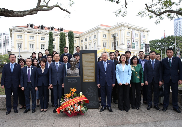 Ph&oacute; Thủ tướng Thường trực Nguyễn H&ograve;a B&igrave;nh d&acirc;ng hoa tại Tượng đ&agrave;i Chủ tịch Hồ Ch&iacute; Minh ở Singapore- Ảnh 2.