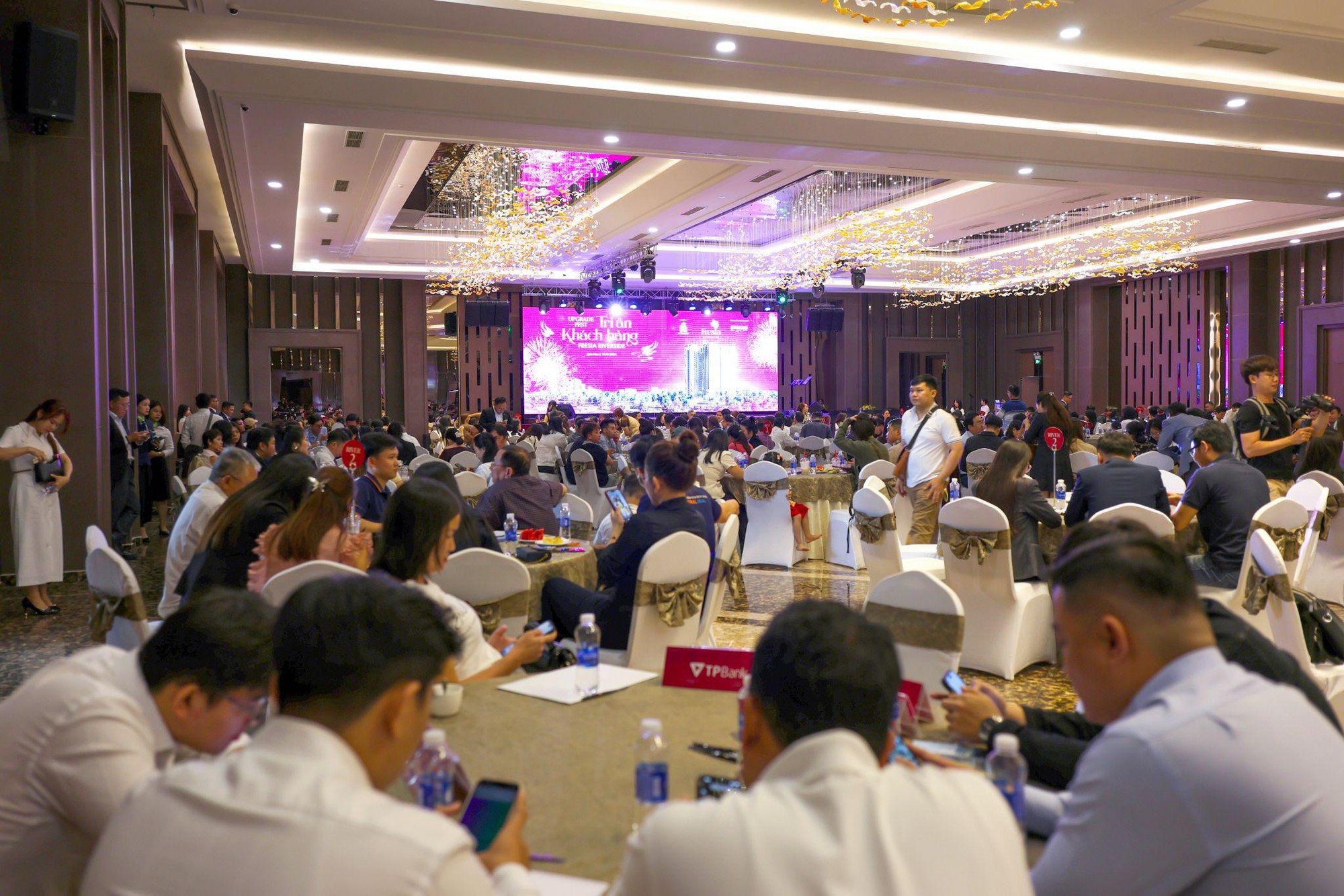 TV Holdings v&agrave; EximRS tặng qu&agrave; đặc biệt, tri &acirc;n kh&aacute;ch h&agrave;ng dự &aacute;n Fresia Riverside- Ảnh 1.