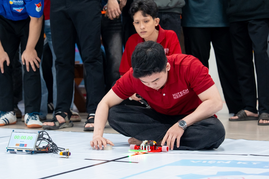 Nam sinh ng&agrave;nh Kỹ thuật điều khiển v&agrave; tự động h&oacute;a 'ẵm' 3 giải thưởng tại Robotics Champion- Ảnh 2.