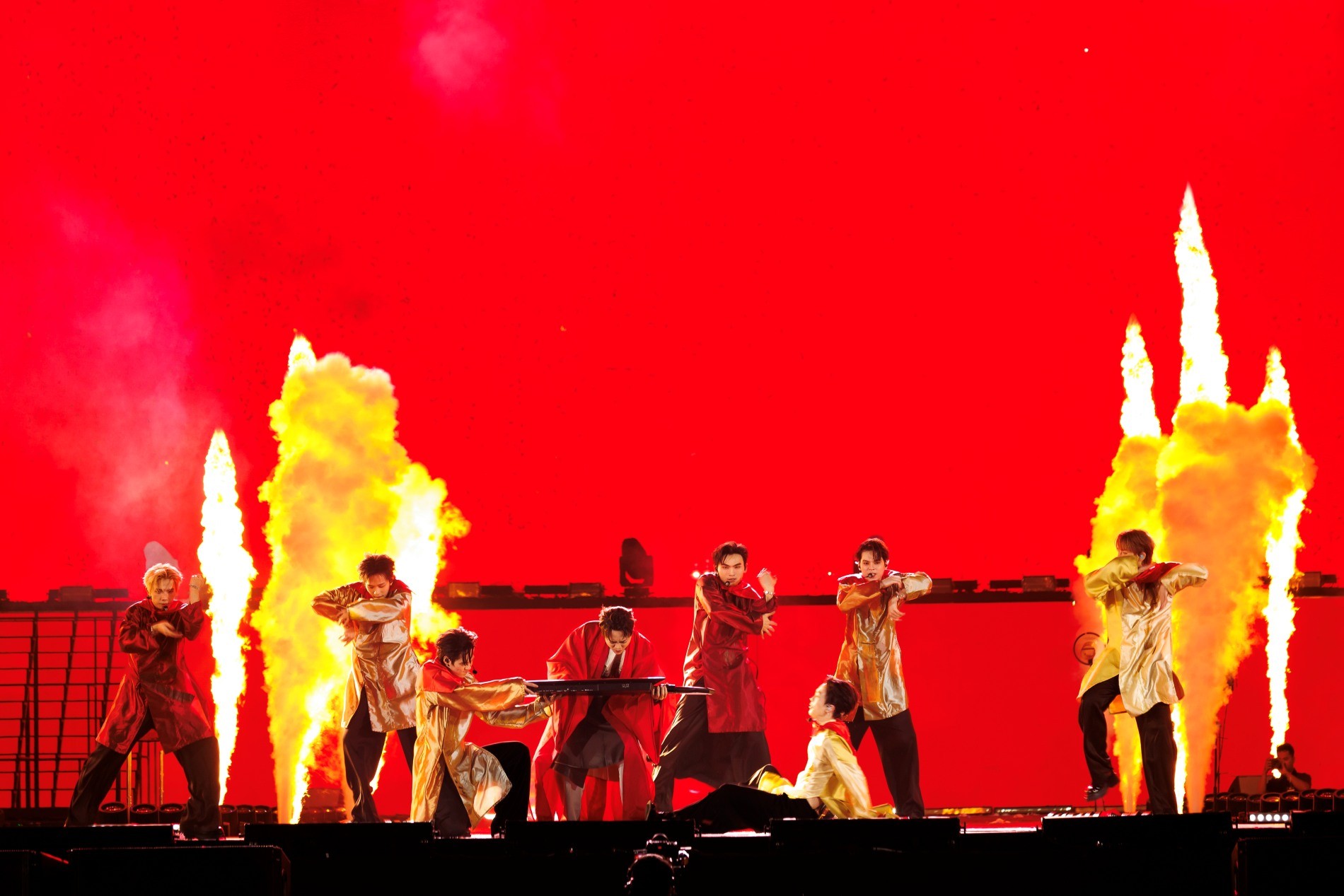 Soobin và các tân binh thắp lửa tự hào dân tộc- Ảnh 2. Soobin và các tân binh thắp lửa tự hào dân tộc- Ảnh 2.