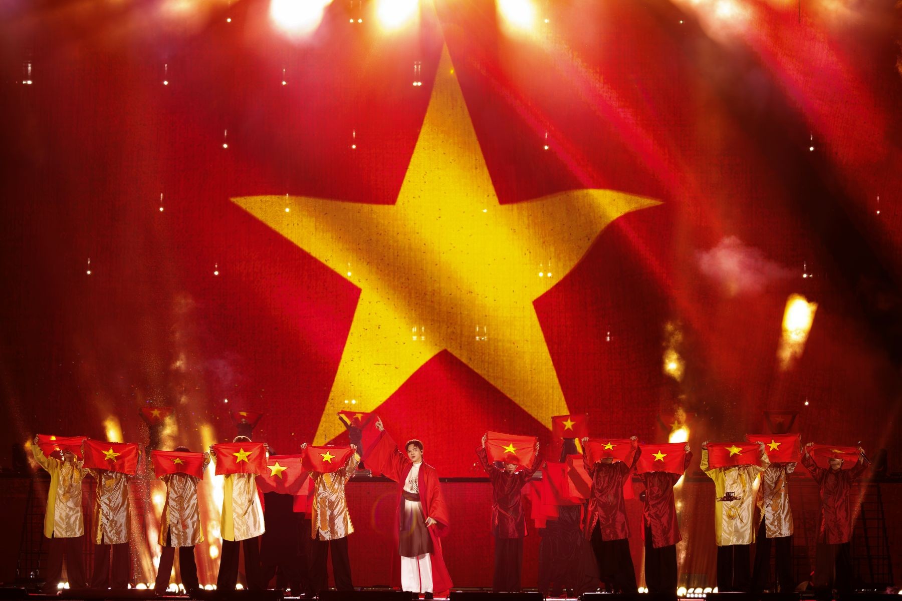 Soobin và các tân binh thắp lửa tự hào dân tộc- Ảnh 1. Soobin và các tân binh thắp lửa tự hào dân tộc- Ảnh 1.