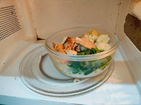 Kh&ocirc;ng n&ecirc;n đặt thức ăn v&agrave;o giữa l&ograve; vi s&oacute;ng! Một dược sĩ tiết lộ nguy&ecirc;n tắc n&agrave;y, khiến cư d&acirc;n mạng kinh ngạc: 20 năm sử dụng sai c&aacute;ch- Ảnh 1.