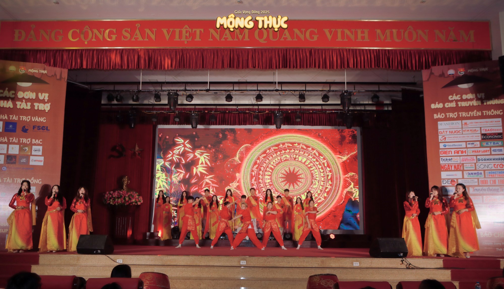 'Gala Vọng Đ&ocirc;ng 2025': H&agrave;nh tr&igrave;nh nghệ thuật gi&agrave;u cảm x&uacute;c của sinh vi&ecirc;n trường B&aacute;o- Ảnh 1.
