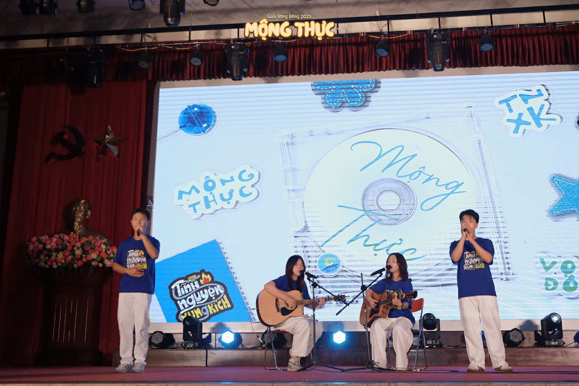 'Gala Vọng Đ&ocirc;ng 2025': H&agrave;nh tr&igrave;nh nghệ thuật gi&agrave;u cảm x&uacute;c của sinh vi&ecirc;n trường B&aacute;o- Ảnh 7.