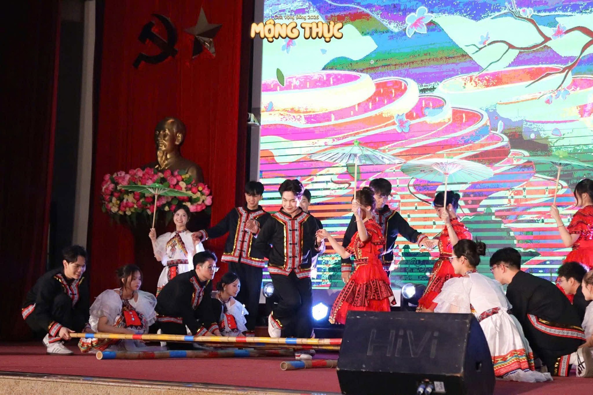 'Gala Vọng Đ&ocirc;ng 2025': H&agrave;nh tr&igrave;nh nghệ thuật gi&agrave;u cảm x&uacute;c của sinh vi&ecirc;n trường B&aacute;o- Ảnh 2.