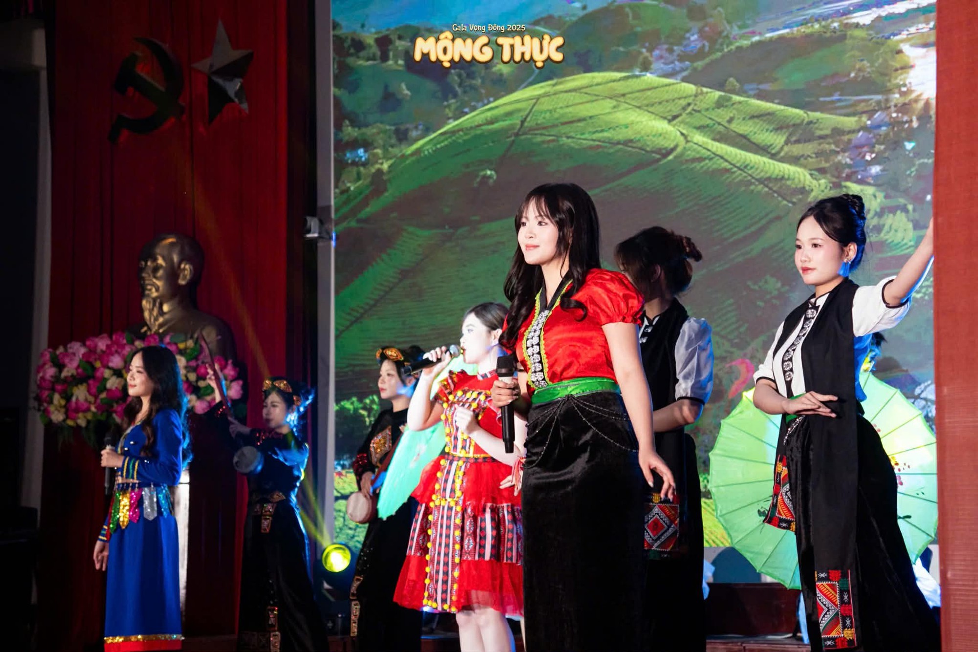 'Gala Vọng Đ&ocirc;ng 2025': H&agrave;nh tr&igrave;nh nghệ thuật gi&agrave;u cảm x&uacute;c của sinh vi&ecirc;n trường B&aacute;o- Ảnh 3.