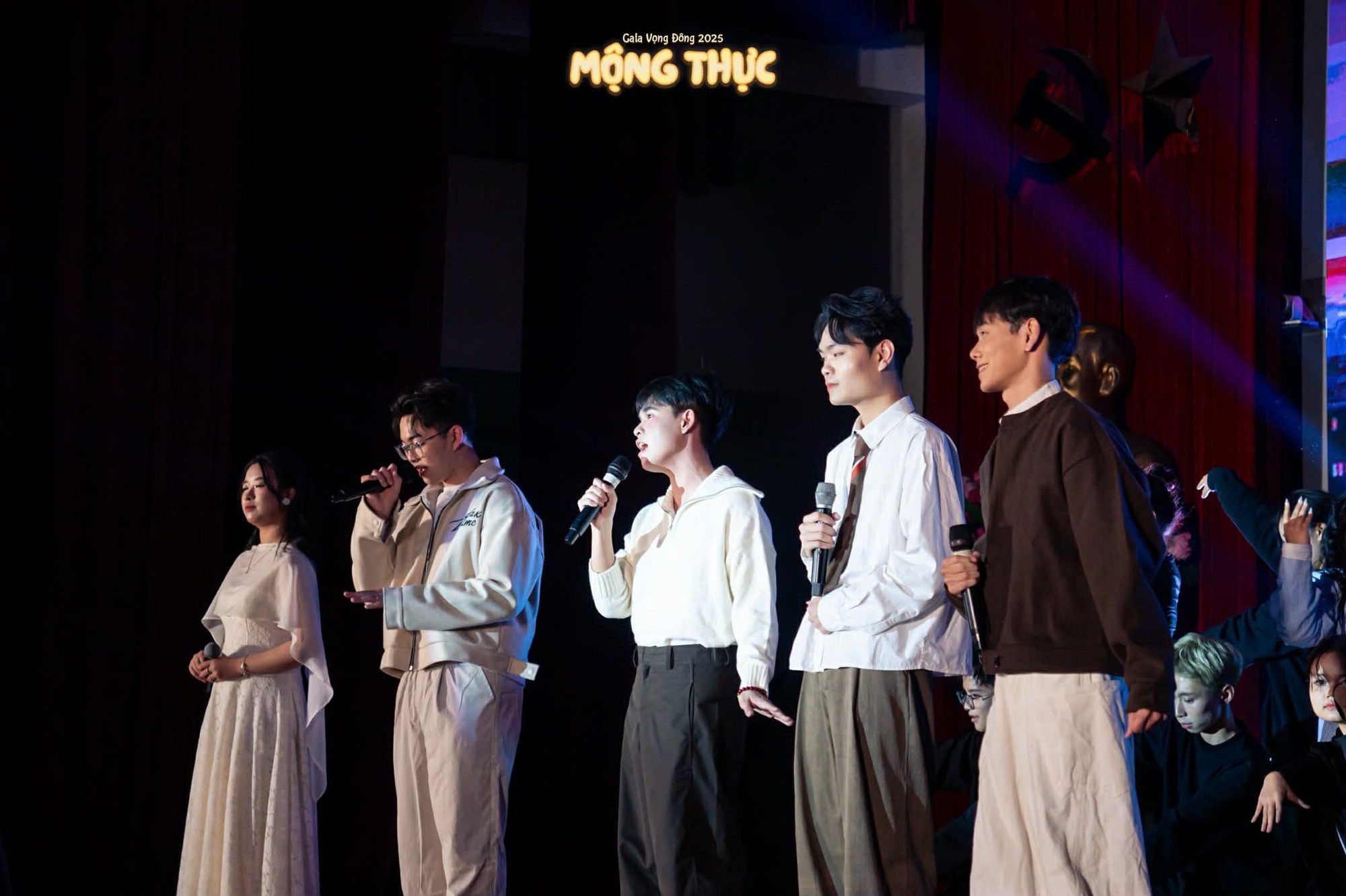 'Gala Vọng Đ&ocirc;ng 2025': H&agrave;nh tr&igrave;nh nghệ thuật gi&agrave;u cảm x&uacute;c của sinh vi&ecirc;n trường B&aacute;o- Ảnh 4.