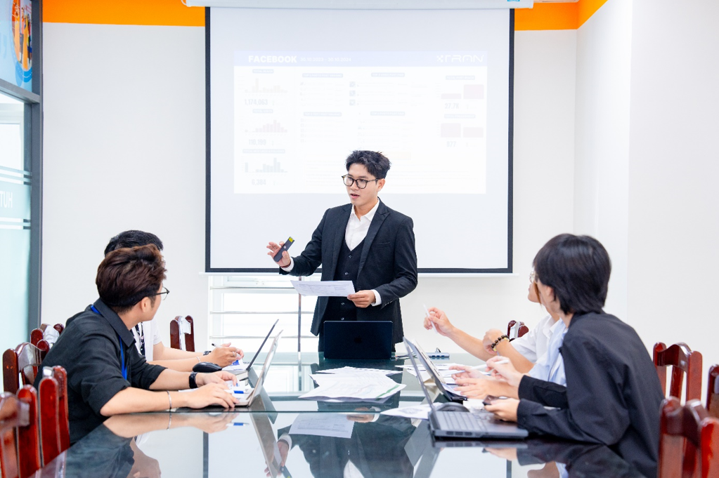 Học Digital Marketing tại HUTECH: L&agrave;m việc thật, chốt job sớm- Ảnh 1.