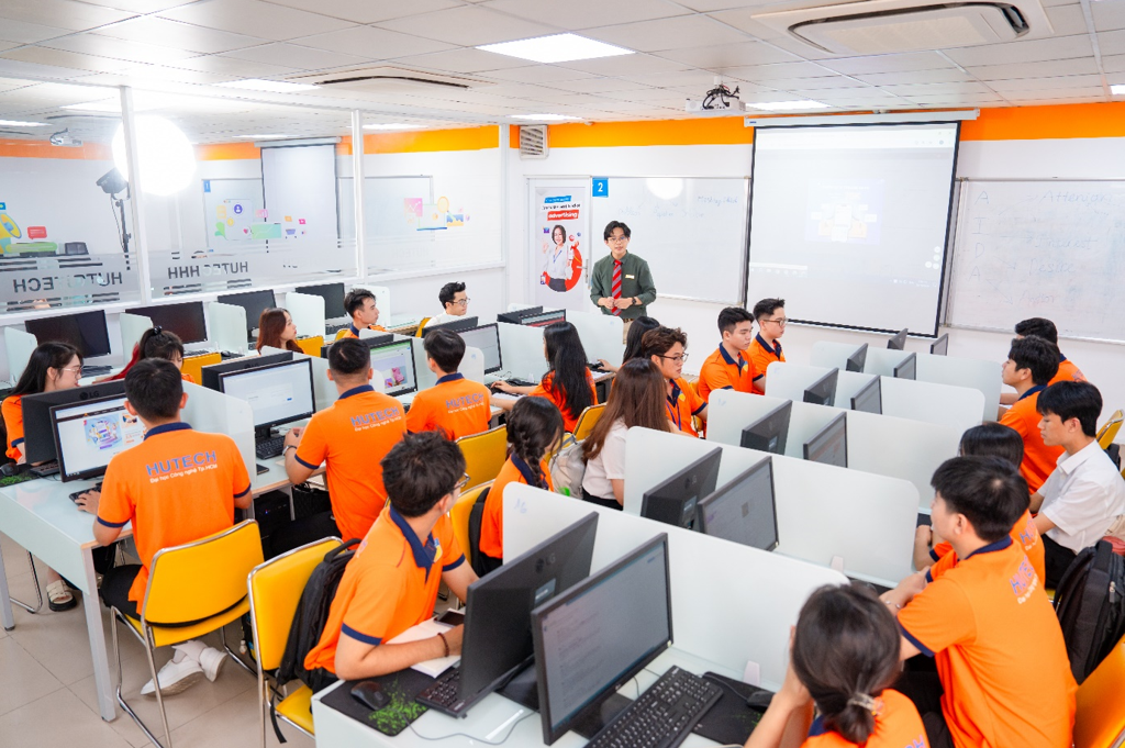 Học Digital Marketing tại HUTECH: L&agrave;m việc thật, chốt job sớm- Ảnh 2.