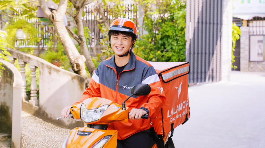 Qu&aacute;n qu&acirc;n Gương mặt Điện ảnh 'rẽ hướng' l&agrave;m t&agrave;i xế giao h&agrave;ng đẹp trai nhất m&ugrave;a Tết- Ảnh 4.