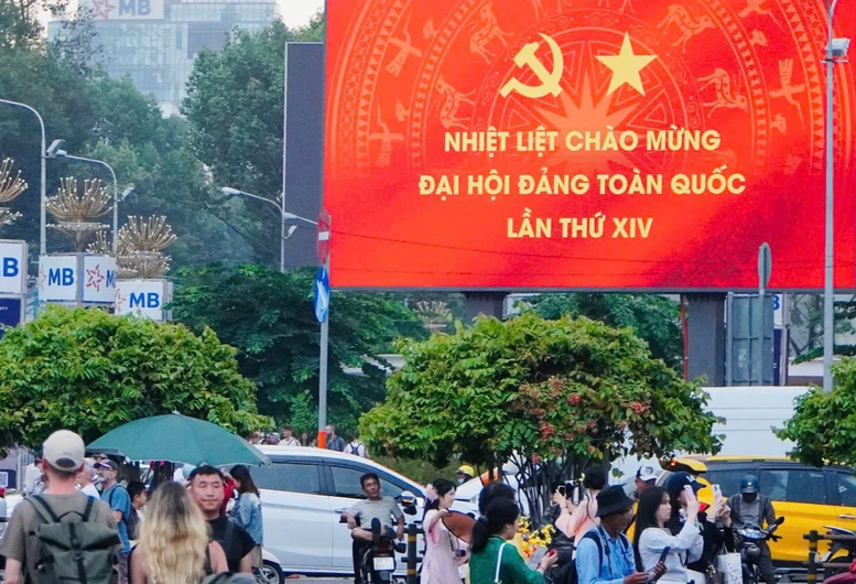Rực rỡ cờ, hoa ch&agrave;o mừng Đại hội XIV của Đảng- Ảnh 1.