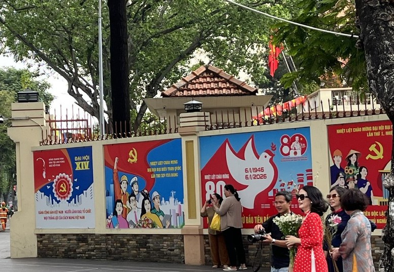 Rực rỡ cờ, hoa ch&agrave;o mừng Đại hội XIV của Đảng- Ảnh 5.
