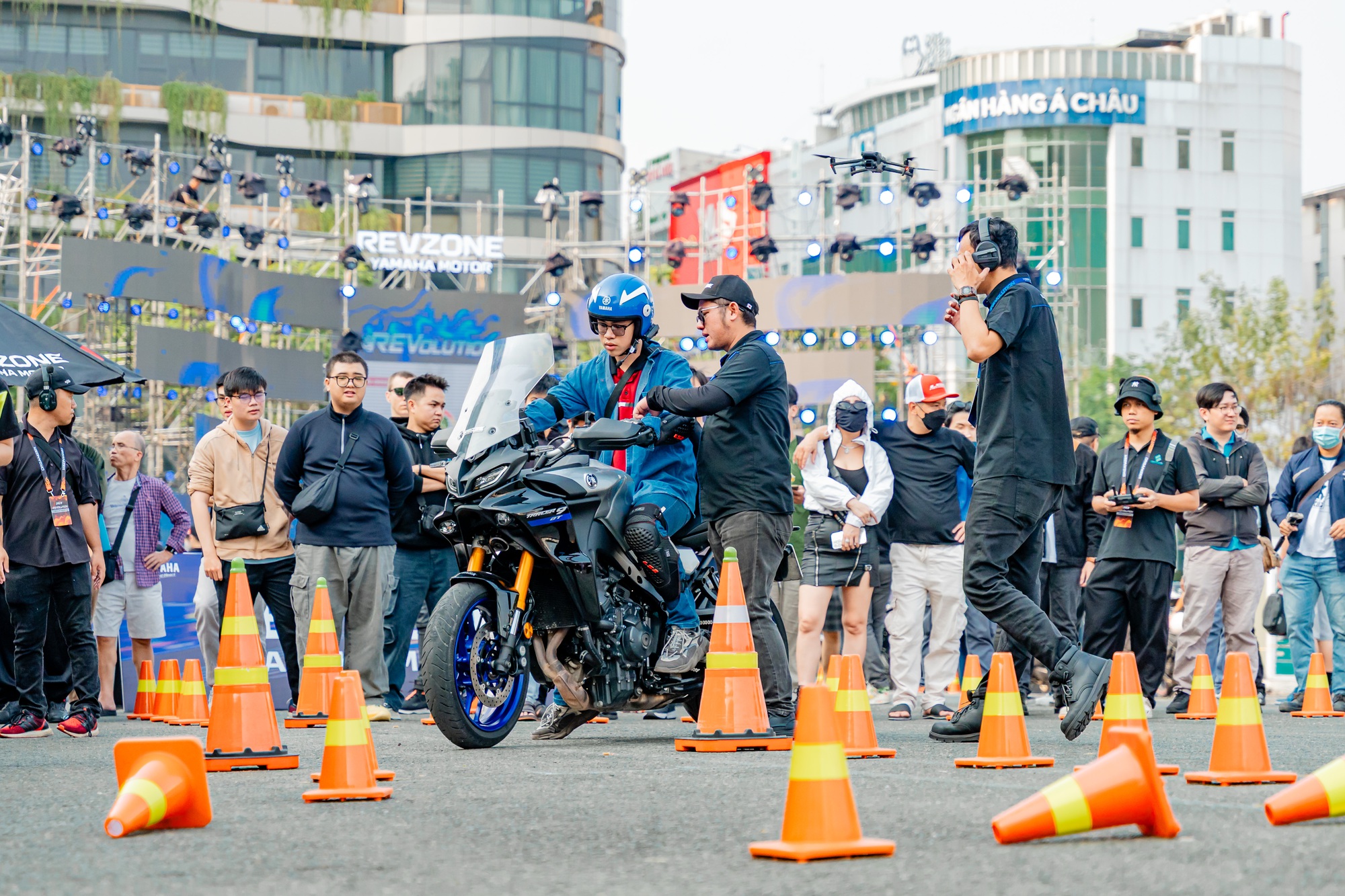 To&agrave;n cảnh sự kiện tri &acirc;n lớn nhất của Revzone Yamaha Motor &ndash; Yamaha YZF-R9 lần đầu ti&ecirc;n ra mắt tại Việt Nam- Ảnh 2.