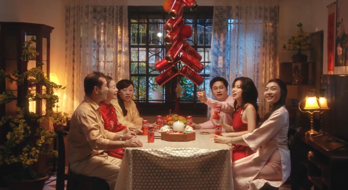 Th&ugrave;ng decor Tết 15 năm chưa chịu &ldquo;nghỉ hưu&rdquo;, em xinh 52Hz c&ugrave;ng &ldquo;anh Grab Sơn L&ecirc;&rdquo; ra tay renew c&aacute;i Tết theo c&aacute;ch kh&ocirc;ng ai ngờ- Ảnh 4.