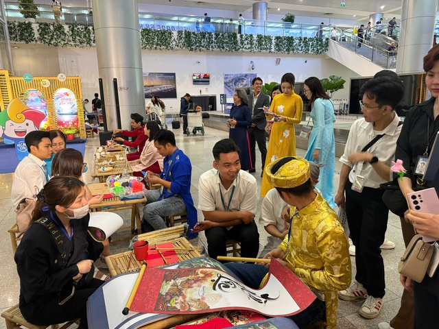 Kh&aacute;ch quốc tế &ldquo; x&ocirc;ng đất&rdquo; TPHCM đầu năm mới 2026- Ảnh 3.