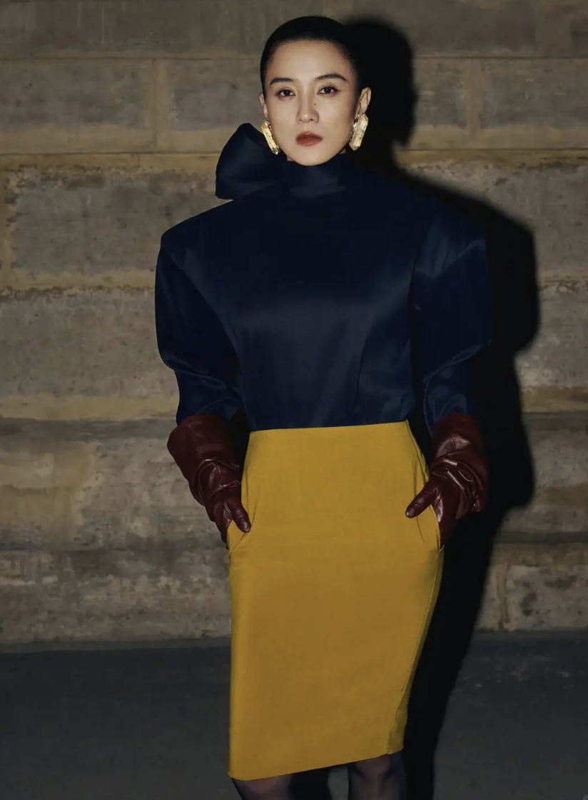 Diện đồ m&ugrave;a đ&ocirc;ng sao cho kh&ocirc;ng bị "nuốt d&aacute;ng"? Chi&ecirc;u "tam gi&aacute;c ngược" để vai th&ocirc; h&oacute;a sang chảnh, lưng g&ugrave; th&agrave;nh si&ecirc;u mẫu- Ảnh 6.