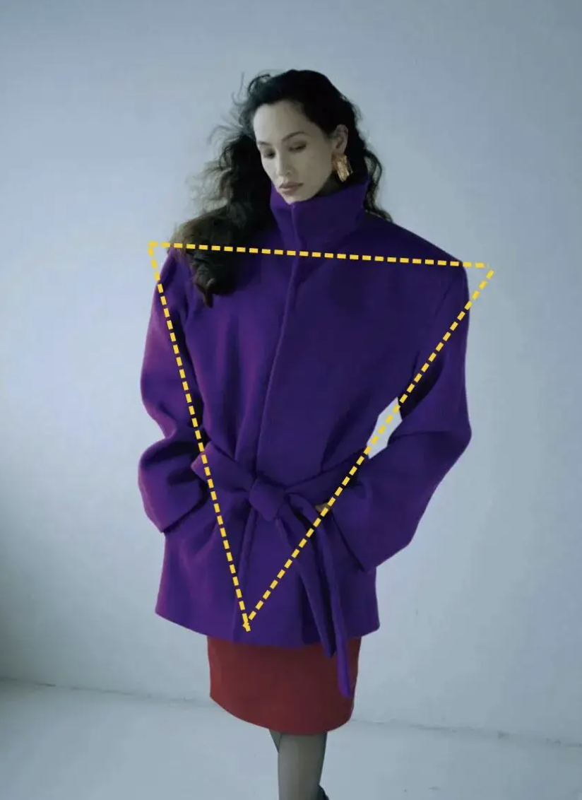 Diện đồ m&ugrave;a đ&ocirc;ng sao cho kh&ocirc;ng bị "nuốt d&aacute;ng"? Chi&ecirc;u "tam gi&aacute;c ngược" để vai th&ocirc; h&oacute;a sang chảnh, lưng g&ugrave; th&agrave;nh si&ecirc;u mẫu- Ảnh 2.