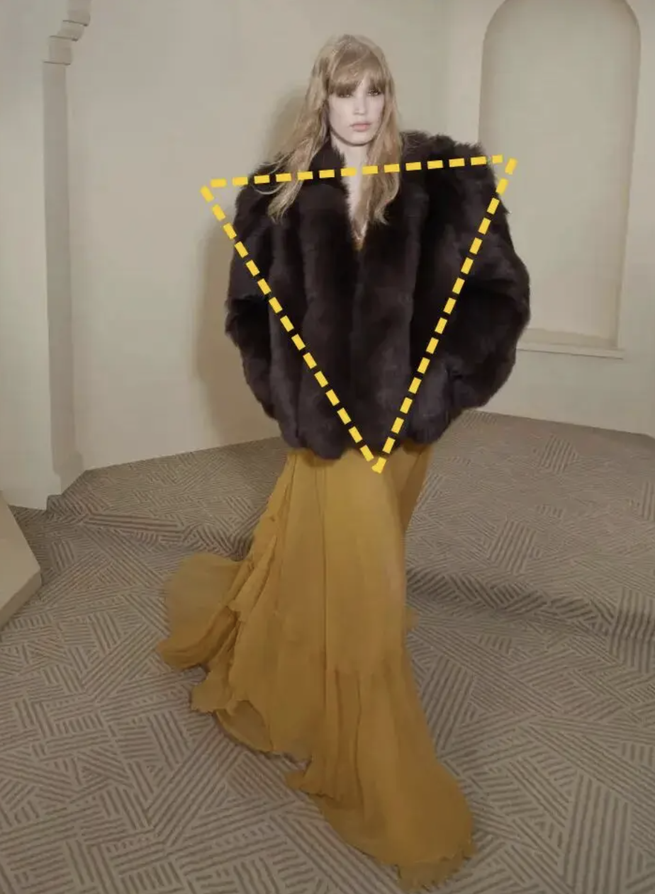 Diện đồ m&ugrave;a đ&ocirc;ng sao cho kh&ocirc;ng bị "nuốt d&aacute;ng"? Chi&ecirc;u "tam gi&aacute;c ngược" để vai th&ocirc; h&oacute;a sang chảnh, lưng g&ugrave; th&agrave;nh si&ecirc;u mẫu- Ảnh 1.