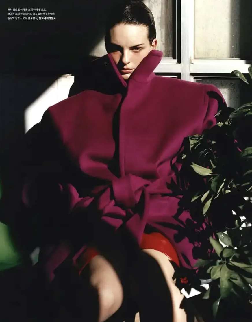 Diện đồ m&ugrave;a đ&ocirc;ng sao cho kh&ocirc;ng bị "nuốt d&aacute;ng"? Chi&ecirc;u "tam gi&aacute;c ngược" để vai th&ocirc; h&oacute;a sang chảnh, lưng g&ugrave; th&agrave;nh si&ecirc;u mẫu- Ảnh 12.