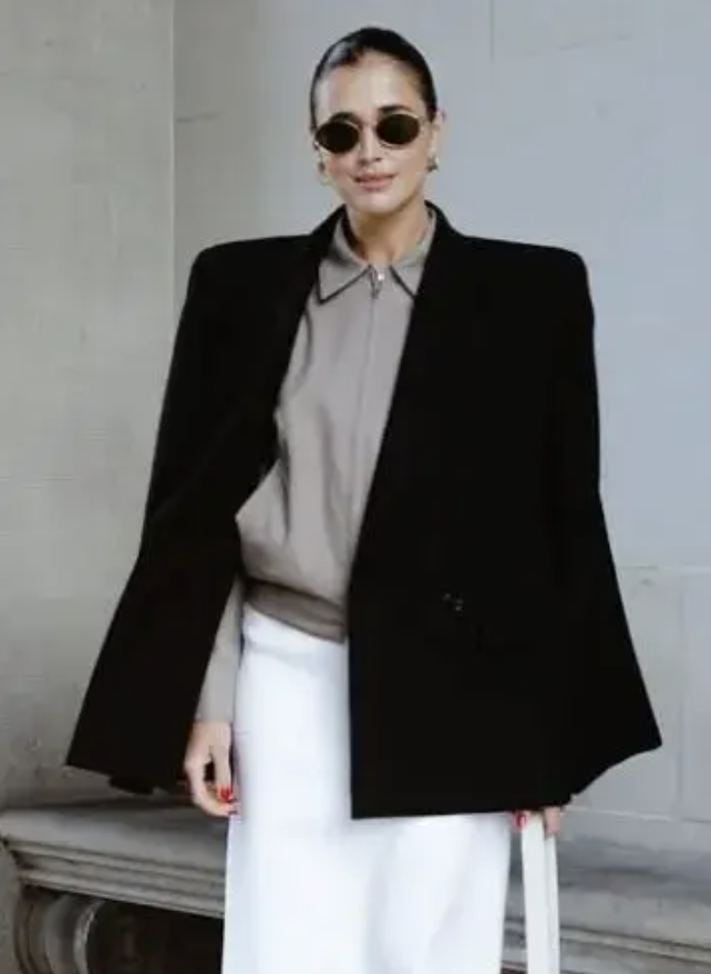 Diện đồ m&ugrave;a đ&ocirc;ng sao cho kh&ocirc;ng bị "nuốt d&aacute;ng"? Chi&ecirc;u "tam gi&aacute;c ngược" để vai th&ocirc; h&oacute;a sang chảnh, lưng g&ugrave; th&agrave;nh si&ecirc;u mẫu- Ảnh 9.