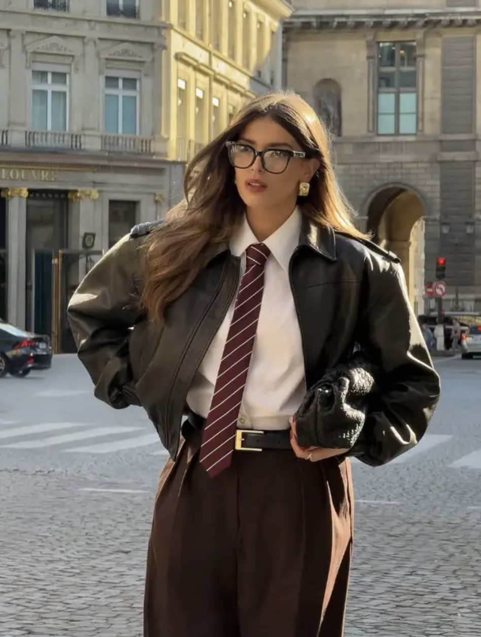 Diện đồ m&ugrave;a đ&ocirc;ng sao cho kh&ocirc;ng bị "nuốt d&aacute;ng"? Chi&ecirc;u "tam gi&aacute;c ngược" để vai th&ocirc; h&oacute;a sang chảnh, lưng g&ugrave; th&agrave;nh si&ecirc;u mẫu- Ảnh 14.