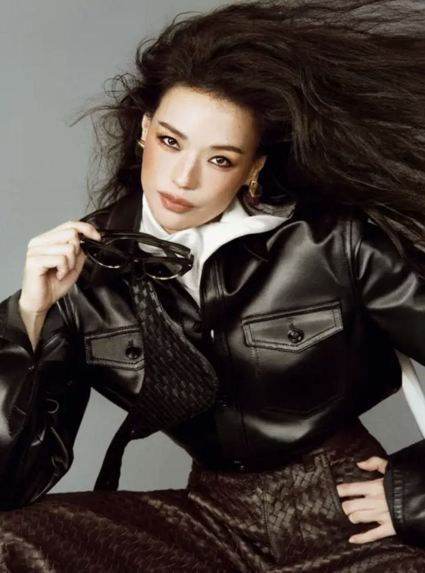 Diện đồ m&ugrave;a đ&ocirc;ng sao cho kh&ocirc;ng bị "nuốt d&aacute;ng"? Chi&ecirc;u "tam gi&aacute;c ngược" để vai th&ocirc; h&oacute;a sang chảnh, lưng g&ugrave; th&agrave;nh si&ecirc;u mẫu- Ảnh 24.