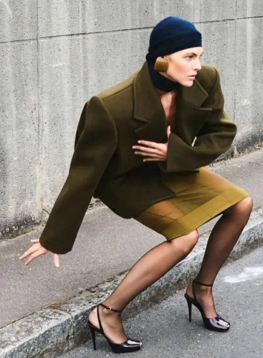 Diện đồ m&ugrave;a đ&ocirc;ng sao cho kh&ocirc;ng bị "nuốt d&aacute;ng"? Chi&ecirc;u "tam gi&aacute;c ngược" để vai th&ocirc; h&oacute;a sang chảnh, lưng g&ugrave; th&agrave;nh si&ecirc;u mẫu- Ảnh 30.