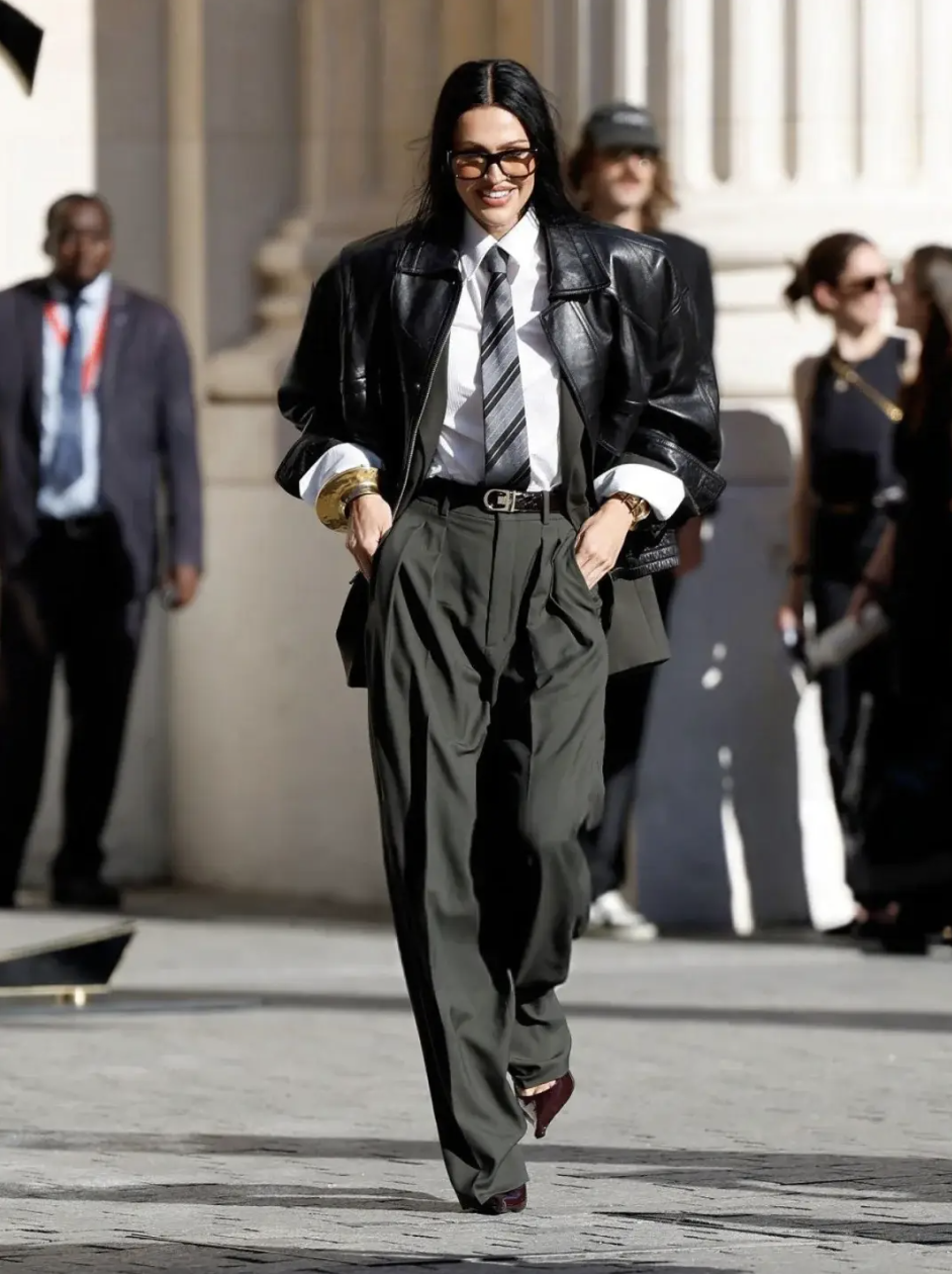 Diện đồ m&ugrave;a đ&ocirc;ng sao cho kh&ocirc;ng bị "nuốt d&aacute;ng"? Chi&ecirc;u "tam gi&aacute;c ngược" để vai th&ocirc; h&oacute;a sang chảnh, lưng g&ugrave; th&agrave;nh si&ecirc;u mẫu- Ảnh 32.