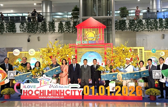Kh&aacute;ch quốc tế &ldquo; x&ocirc;ng đất&rdquo; TPHCM đầu năm mới 2026- Ảnh 1.