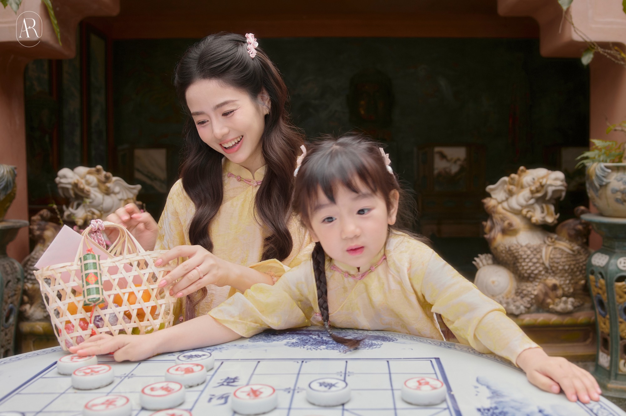 Chụp ảnh &aacute;o d&agrave;i Tết dịu d&agrave;ng l&agrave; thế, b&eacute; B&uacute;n - con g&aacute;i Nam Thương, vẫn lộ "bản chất&rdquo; tinh nghịch khiến d&acirc;n t&igrave;nh cười xỉu- Ảnh 5.