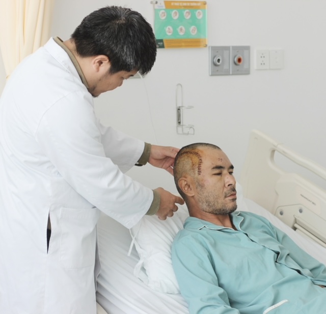 B&aacute;c sĩ T&acirc;n kiểm tra t&igrave;nh trạng vết mổ cho bệnh nh&acirc;n.