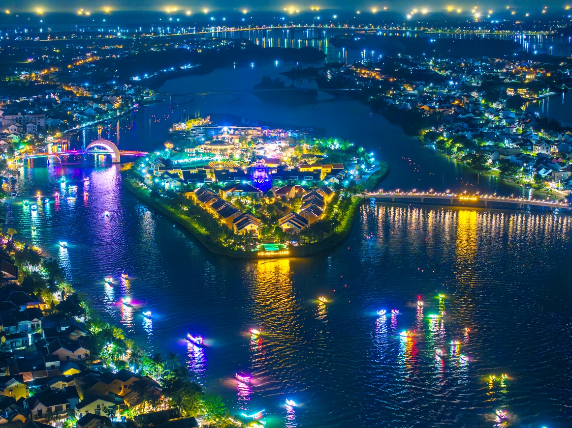 Giới trẻ &ldquo;rần rần&rdquo; l&ecirc;n lịch đi Hội An check-in Đ&egrave;n lồng khổng lồ & Drone đ&egrave;n lồng Rồng &ndash; Phượng độc đ&aacute;o Tết 2026- Ảnh 4.