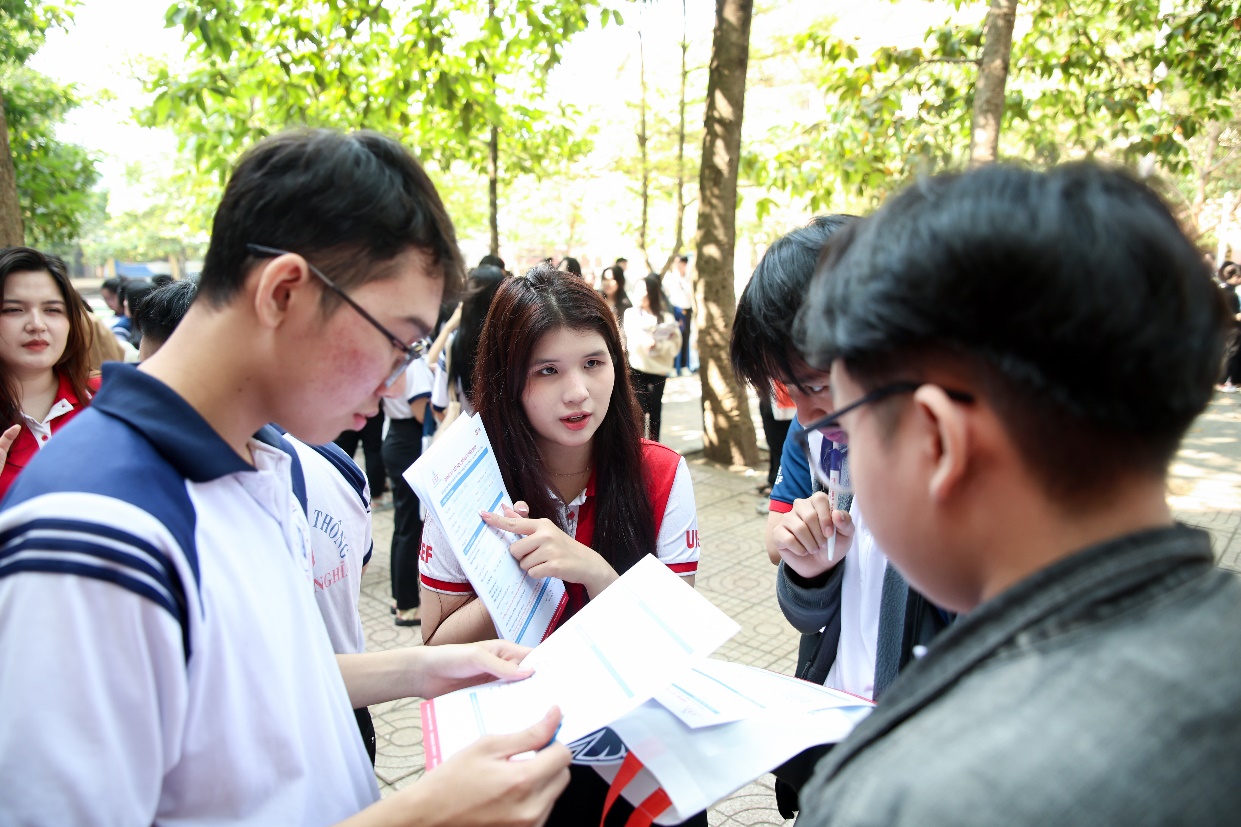 Ch&iacute;nh s&aacute;ch x&eacute;t học bổng sớm bằng kết quả học kỳ 1 lớp 12 thu h&uacute;t học sinh Đồng Nai- Ảnh 2.