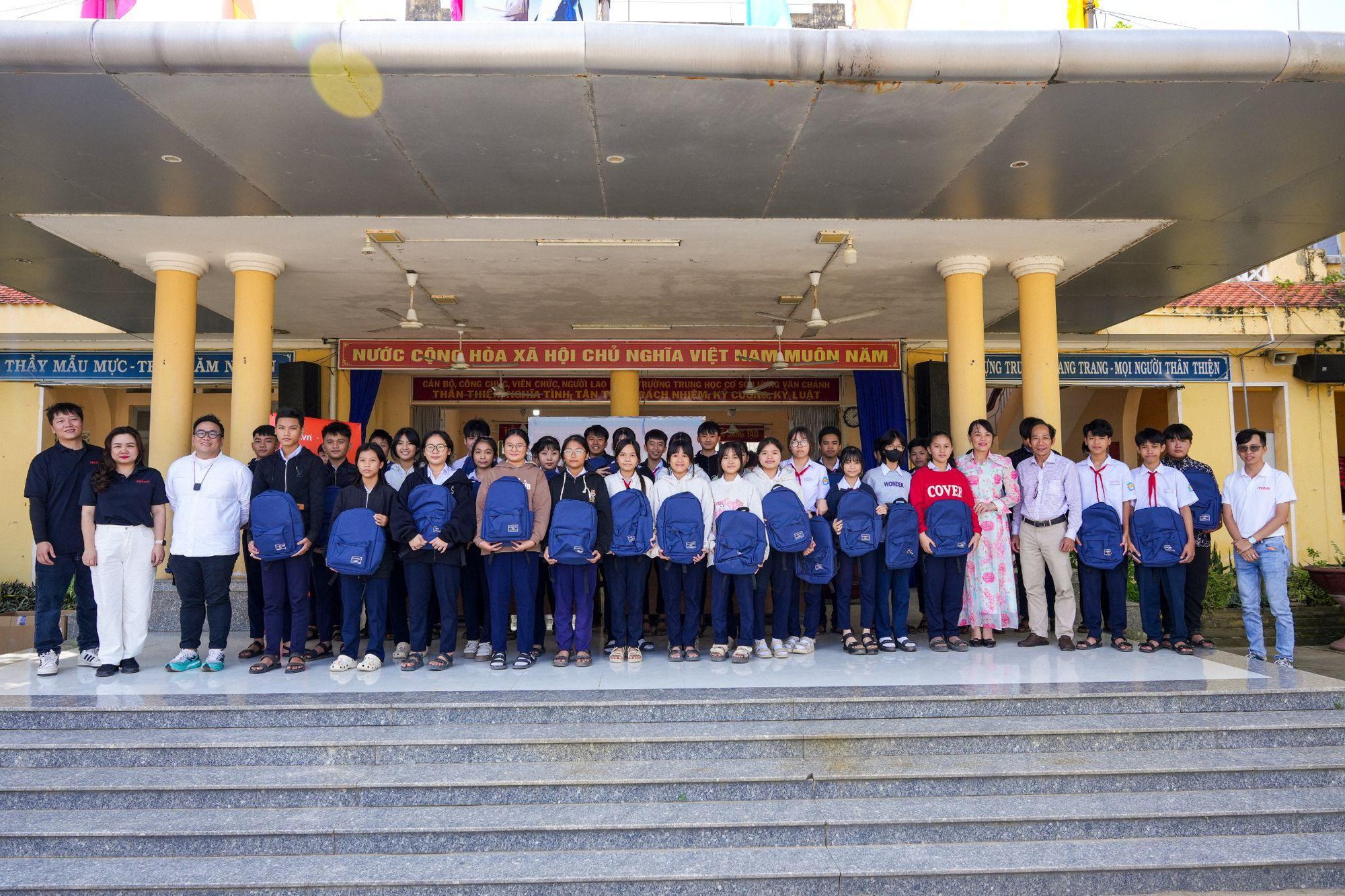 MIA.vn &times; Larita v&agrave; h&agrave;nh tr&igrave;nh trao 1.000 balo gi&uacute;p học sinh trở lại trường sau lũ- Ảnh 1.