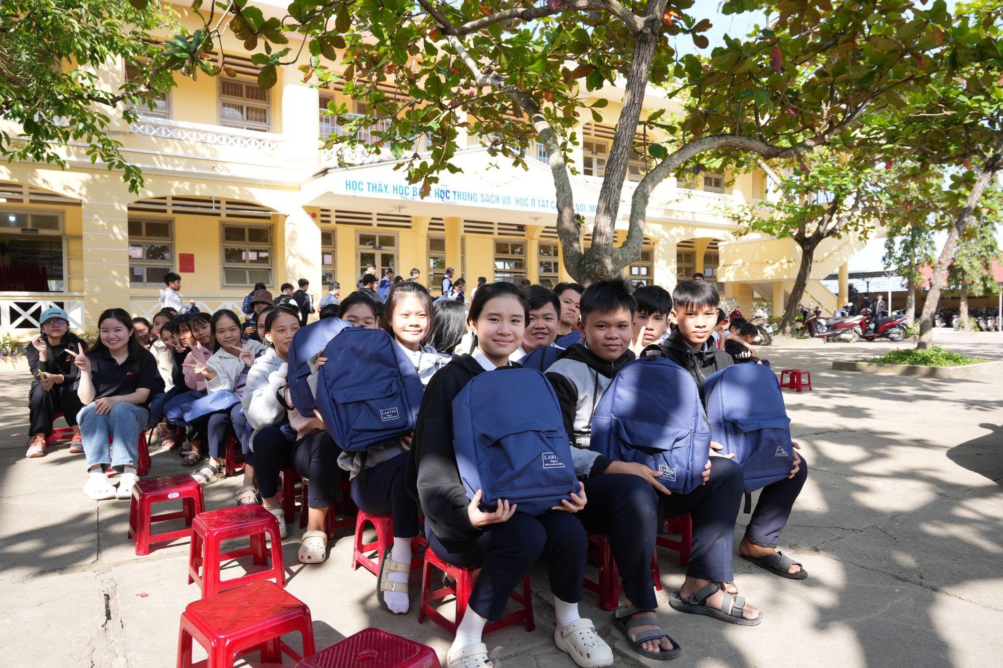 MIA.vn &times; Larita v&agrave; h&agrave;nh tr&igrave;nh trao 1.000 balo gi&uacute;p học sinh trở lại trường sau lũ- Ảnh 2.