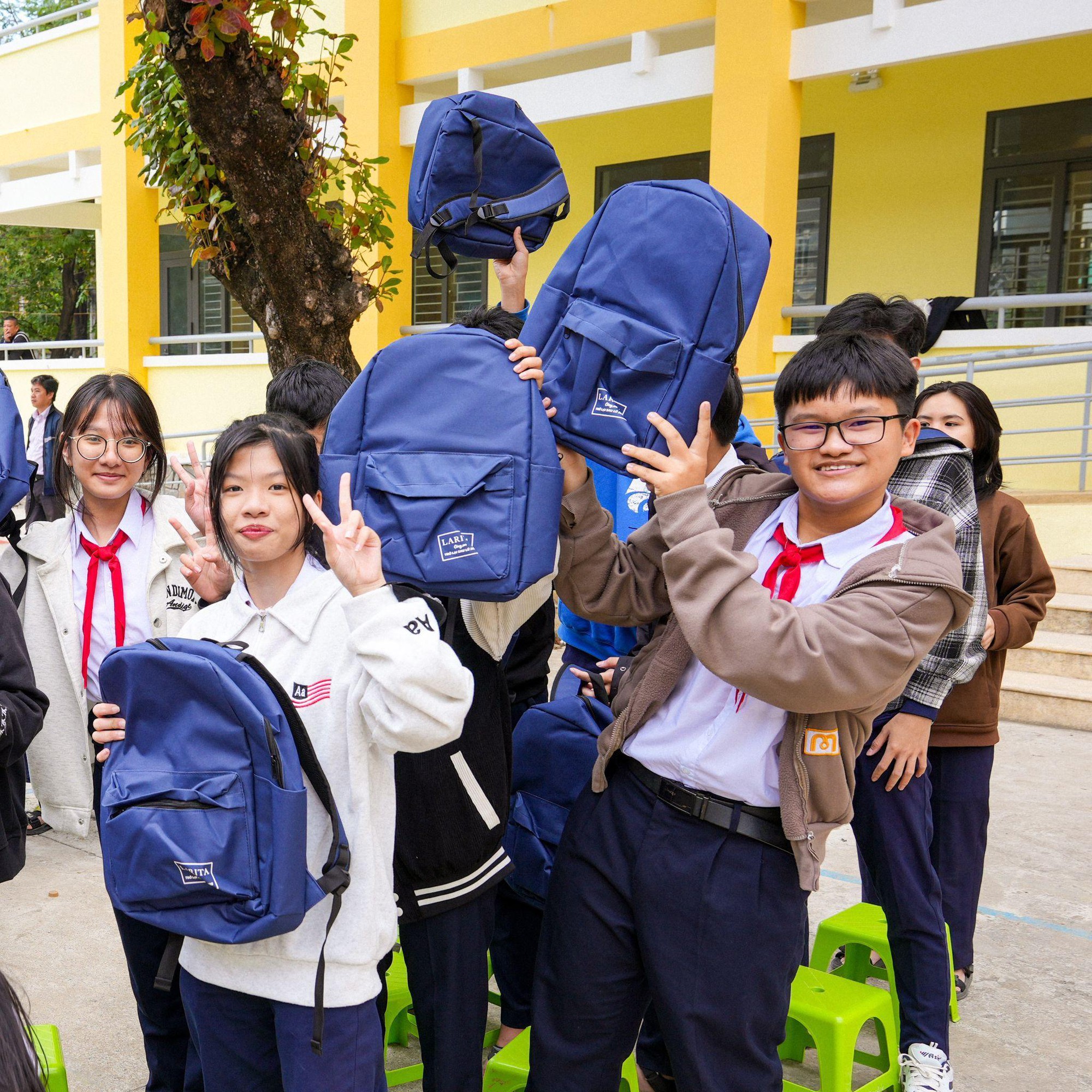 MIA.vn &times; Larita v&agrave; h&agrave;nh tr&igrave;nh trao 1.000 balo gi&uacute;p học sinh trở lại trường sau lũ- Ảnh 3.