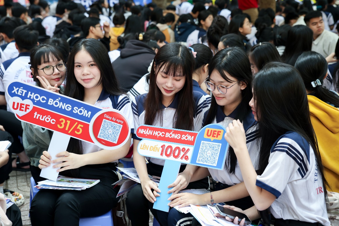 Ch&iacute;nh s&aacute;ch x&eacute;t học bổng sớm bằng kết quả học kỳ 1 lớp 12 thu h&uacute;t học sinh Đồng Nai- Ảnh 4.