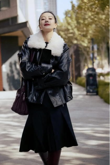 Đừng mải m&ecirc; "hack tuổi", cứ nh&igrave;n Cao Vi&ecirc;n Vi&ecirc;n, Tống Giai v&agrave; Trần Nghi&ecirc;n Hy m&agrave; xem: Phụ nữ ngo&agrave;i 40 đẹp nhất l&agrave; khi được "sống thật" trong bộ đồ m&igrave;nh mặc- Ảnh 9.