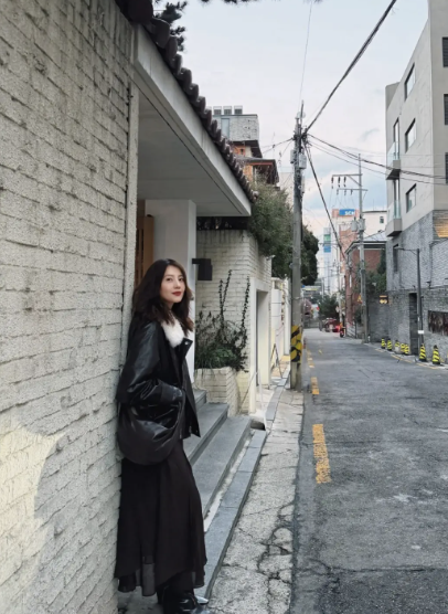 Đừng mải m&ecirc; "hack tuổi", cứ nh&igrave;n Cao Vi&ecirc;n Vi&ecirc;n, Tống Giai v&agrave; Trần Nghi&ecirc;n Hy m&agrave; xem: Phụ nữ ngo&agrave;i 40 đẹp nhất l&agrave; khi được "sống thật" trong bộ đồ m&igrave;nh mặc- Ảnh 15.