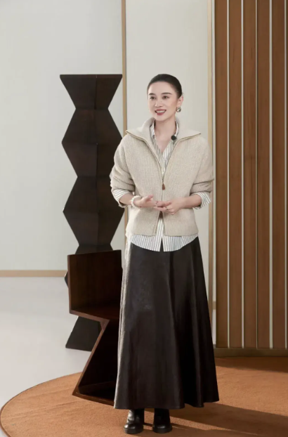 Đừng mải m&ecirc; "hack tuổi", cứ nh&igrave;n Cao Vi&ecirc;n Vi&ecirc;n, Tống Giai v&agrave; Trần Nghi&ecirc;n Hy m&agrave; xem: Phụ nữ ngo&agrave;i 40 đẹp nhất l&agrave; khi được "sống thật" trong bộ đồ m&igrave;nh mặc- Ảnh 19.