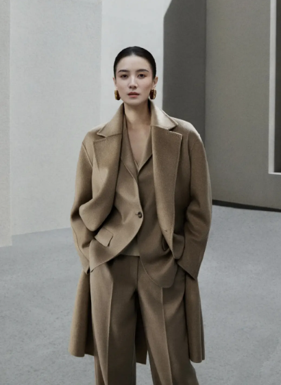 Đừng mải m&ecirc; "hack tuổi", cứ nh&igrave;n Cao Vi&ecirc;n Vi&ecirc;n, Tống Giai v&agrave; Trần Nghi&ecirc;n Hy m&agrave; xem: Phụ nữ ngo&agrave;i 40 đẹp nhất l&agrave; khi được "sống thật" trong bộ đồ m&igrave;nh mặc- Ảnh 17.