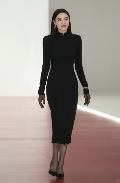 Đừng mải m&ecirc; "hack tuổi", cứ nh&igrave;n Cao Vi&ecirc;n Vi&ecirc;n, Tống Giai v&agrave; Trần Nghi&ecirc;n Hy m&agrave; xem: Phụ nữ ngo&agrave;i 40 đẹp nhất l&agrave; khi được "sống thật" trong bộ đồ m&igrave;nh mặc- Ảnh 25.