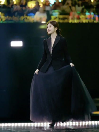 Đừng mải m&ecirc; "hack tuổi", cứ nh&igrave;n Cao Vi&ecirc;n Vi&ecirc;n, Tống Giai v&agrave; Trần Nghi&ecirc;n Hy m&agrave; xem: Phụ nữ ngo&agrave;i 40 đẹp nhất l&agrave; khi được "sống thật" trong bộ đồ m&igrave;nh mặc- Ảnh 37.